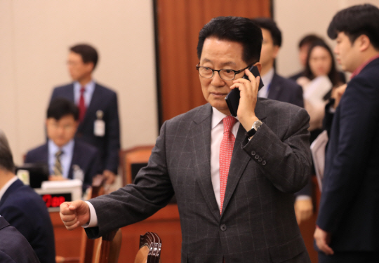 박지원 국민의당 전 대표가 통화를 하며 회의장으로 들어오고 있다./연합뉴스