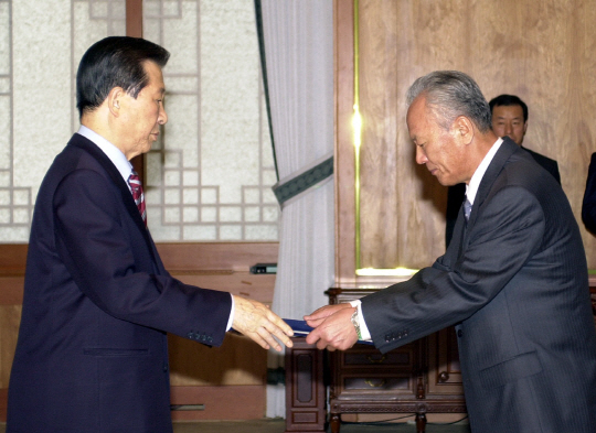 박승(오른쪽) 신임 한국은행 총재가 2002년 4월 1일 김대중 대통령으로부터 임명장을 받고 있다. 김 대통령은 “박 총재 칼럼을 보고 한은 총재 적임자라고 생각했다”고 말했다./연합뉴스