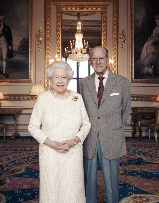 18일 공개된 영국 엘리자베스 2세 여왕과 필립공의 새로운 초상화/EPA연합뉴스