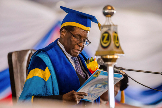 로버트 무가베 짐바브웨 대통령이 17일(현지시간) 수도 하라레의 개방대학 졸업식에 참석해 축사하고 있다. /하라레=AFP연합뉴스