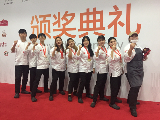 상하이 국제요리대회에 출전한 와이즈유 학생들이 기념촬영을 하고 있다. 와이즈유 학생들은 이번 대회에서 금상 등 총 17개의 상을 휩쓸었다./사진제공=와이즈유