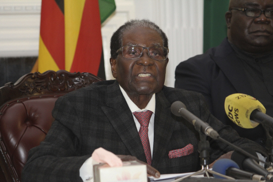 짐바브웨 독재자 무가베, 즉각 사퇴요구 거부