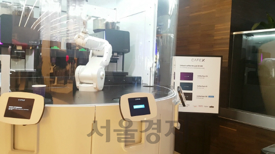 미국 샌프란시스코 유니언스퀘어에 위치한 ‘카페X’에서 로봇이 커피를 제조한 후 손님에게 손을 흔들고 있다./김지영 기자