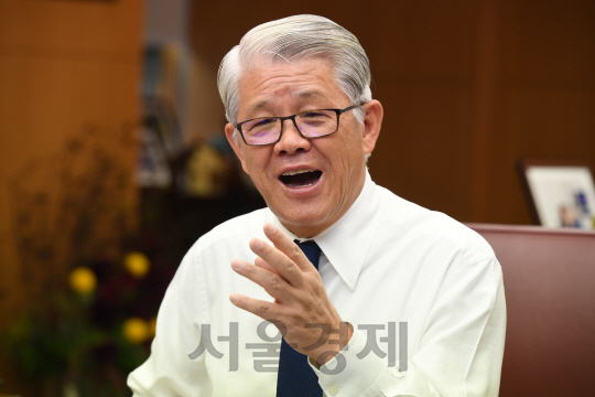 [특별인터뷰] 최신원 회장 '그룹 모태 SK네트웍스, 반석에 올리는 게 내 꿈'