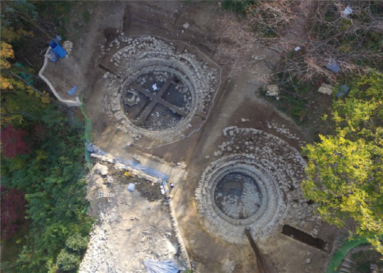 부산박물관 문화재조사팀에서 발굴조사를 하고 있는 배산성지 집수지 1호(오른쪽)와 2호 전경./사진제공=부산시