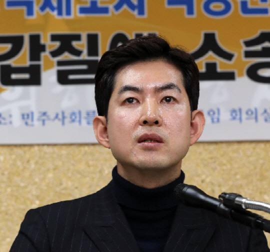 '일반 승무원으로 강등'...박창진, 대한항공에 소송