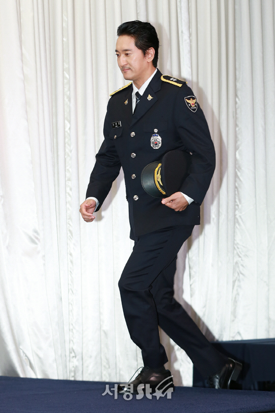 배우 신현준이 20일 오후 서울 마포구 상암 스탠포드호텔 그랜드볼룸에서 열린 MBC 에브리원 ‘시골경찰2’ 제작발표회에 등장하고 있다.