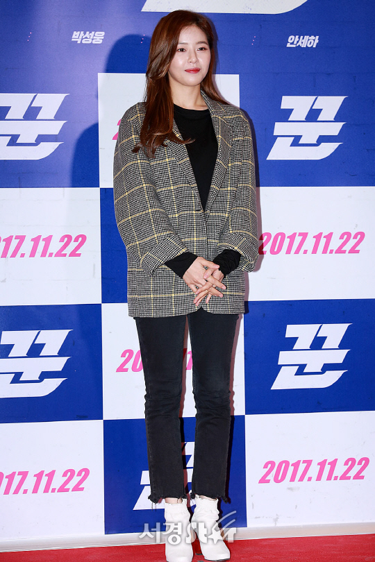 배우 박하나가 20일 오후 서울 강남구 삼성동 메가박스 코엑스에서 열린 영화 ‘꾼’ VIP시사회에 참석해 포토타임을 갖고 있다.