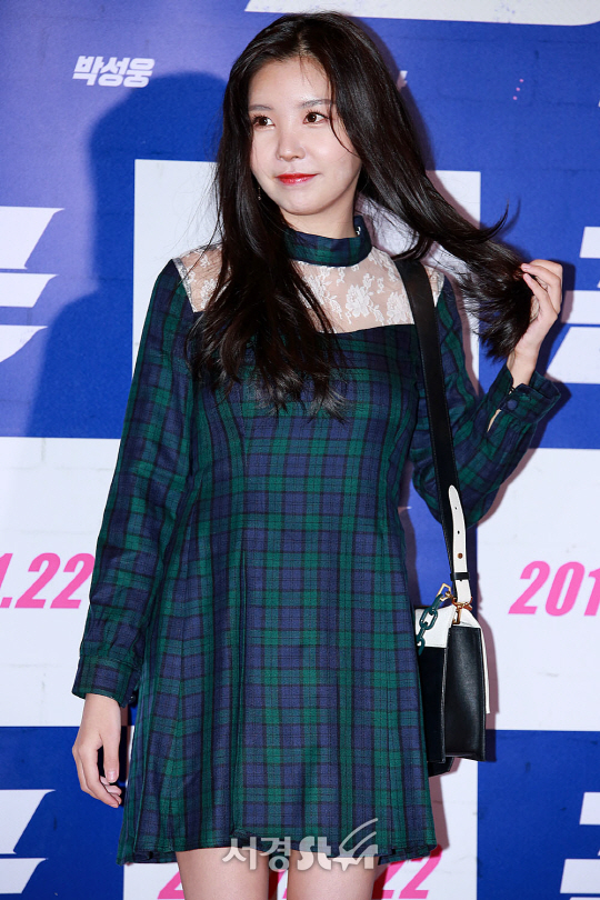 레이나가 20일 오후 서울 강남구 삼성동 메가박스 코엑스에서 열린 영화 ‘꾼’ VIP시사회에 참석해 포토타임을 갖고 있다.