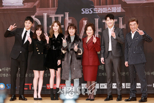 감독 및 배우들이 20일 오후 서울 양천구 SBS 목동에서 열린 SBS 새 수목드라마스페셜 ‘이판사판’ 제작발표회에 참석해 포토타임을 갖고 있다.