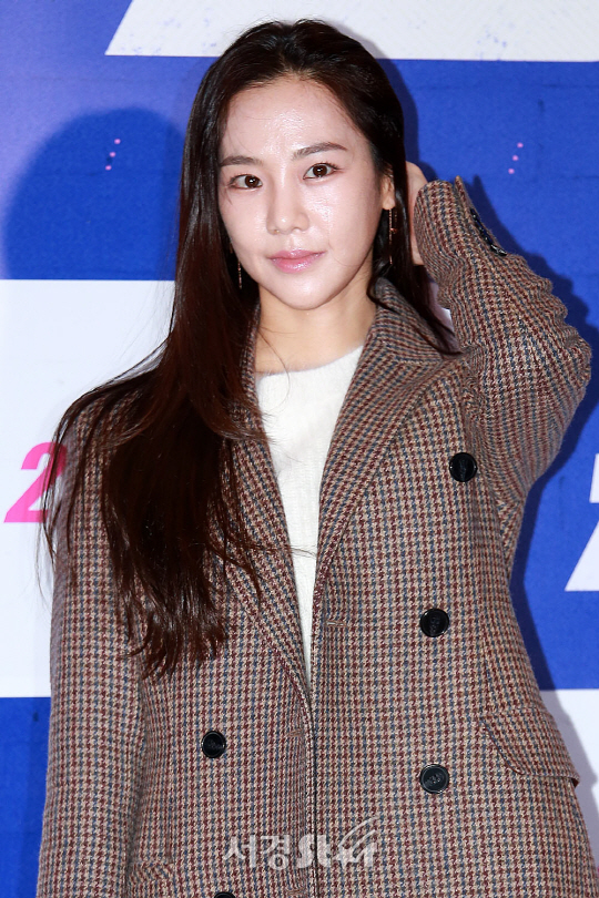 배우 한지은이 20일 오후 서울 강남구 삼성동 메가박스 코엑스에서 열린 영화 ‘꾼’ VIP시사회에 참석해 포토타임을 갖고 있다.