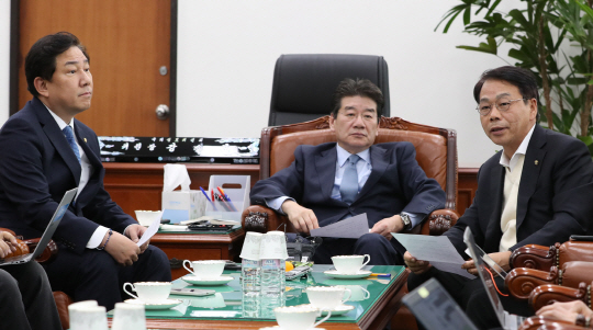 국회 정보위원회 자유한국당 간사인 이완영(오른쪽) 의원이 20일 오후 정보위원장실에서 열린 국가정보원의 최근 북한 동향 관련 브리핑을 하고 있다. 왼쪽부터 시계 방향으로 더불어민주당 간사인 김병기 의원, 강석호 정보위원장./연합뉴스