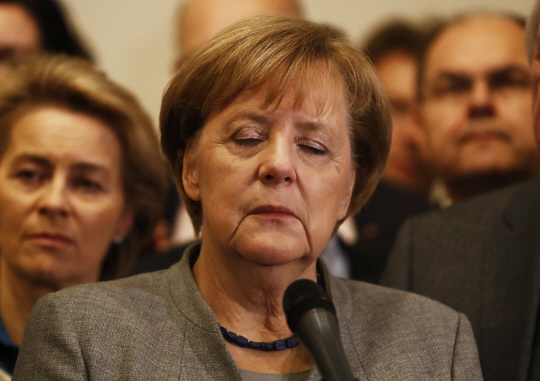 19일(현지시간) 앙겔라 메르켈 독일 총리가 연립정부 협상이 실패한 사실을 알리며 눈을 감고 있다./베를린=AFP연합뉴스