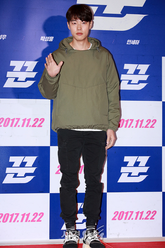 배우 류준열이 20일 오후 서울 강남구 삼성동 메가박스 코엑스에서 열린 영화 ‘꾼’ VIP시사회에 참석해 포토타임을 갖고 있다.