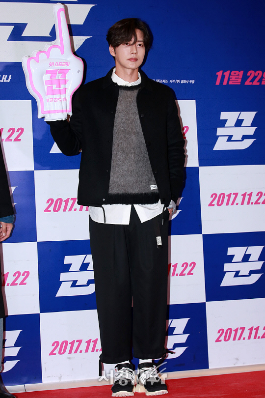 배우 박해진이 20일 오후 서울 강남구 삼성동 메가박스 코엑스에서 열린 영화 ‘꾼’ VIP시사회에 참석해 포토타임을 갖고 있다.