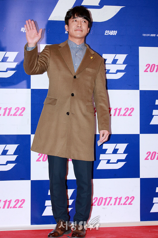 배우 장혁진이 20일 오후 서울 강남구 삼성동 메가박스 코엑스에서 열린 영화 ‘꾼’ VIP시사회에 참석해 포토타임을 갖고 있다.
