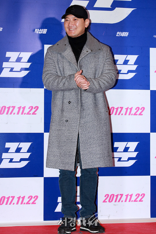 배우 정만식이 20일 오후 서울 강남구 삼성동 메가박스 코엑스에서 열린 영화 ‘꾼’ VIP시사회에 참석해 포토타임을 갖고 있다.