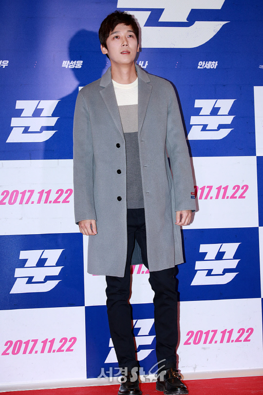 배우 윤종훈이 20일 오후 서울 강남구 삼성동 메가박스 코엑스에서 열린 영화 ‘꾼’ VIP시사회에 참석해 포토타임을 갖고 있다.