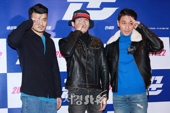 김태환, 고장환, 김경욱이 20일 오후 서울 강남구 삼성동 메가박스 코엑스에서 열린 영화 ‘꾼’ VIP시사회에 참석해 포토타임을 갖고 있다.