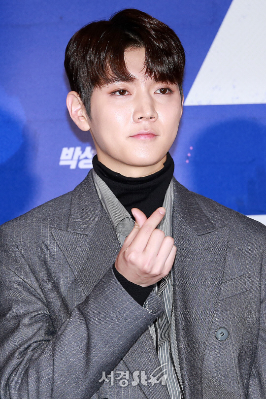 뉴이스트W 멤버 렌이 20일 오후 서울 강남구 삼성동 메가박스 코엑스에서 열린 영화 ‘꾼’ VIP시사회에 참석해 포토타임을 갖고 있다.