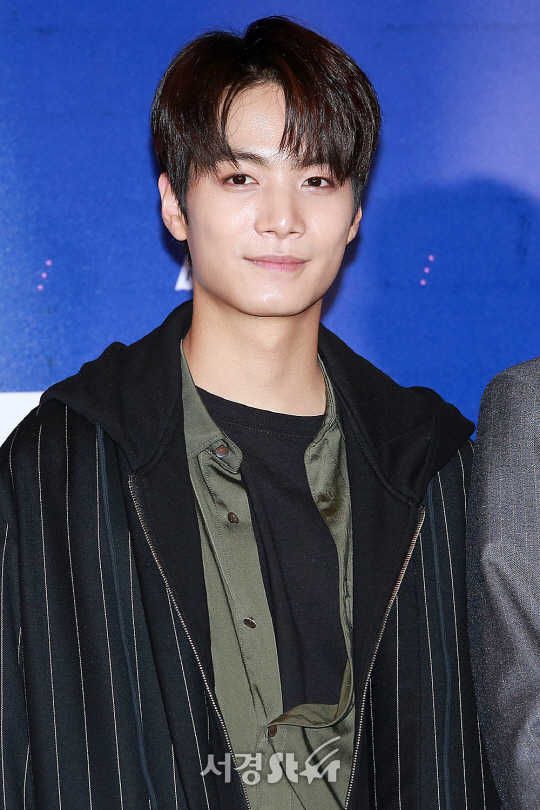 뉴이스트W 멤버 JR이 20일 오후 서울 강남구 삼성동 메가박스 코엑스에서 열린 영화 ‘꾼’ VIP시사회에 참석해 포토타임을 갖고 있다.
