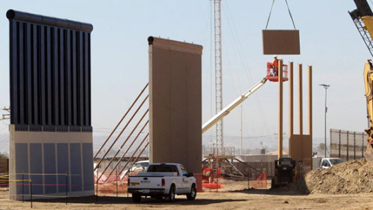 미국-멕시코 국경장벽 시제품 모형