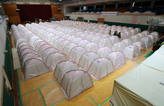 포항시 등이 지난 20일 오후 경북 포항시 흥해실내체육관에 지진 이재민이 머물 수 있는 텐트를 마련하고 있다./연합뉴스
