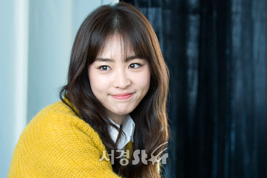 배우 이연희가 21일 오전 서울 종로구 한 카페에서 ‘더 패키지’ 라운드 인터뷰에 앞서 포토타임을 갖고 있다.