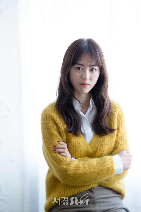 배우 이연희가 21일 오전 서울 종로구 한 카페에서 ‘더 패키지’ 라운드 인터뷰에 앞서 포토타임을 갖고 있다.
