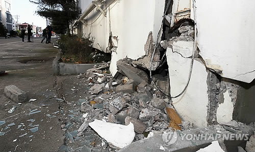포항 지진으로 인한 주택 피해 집계 건수가 8,200건을 넘어섰다./연합뉴스