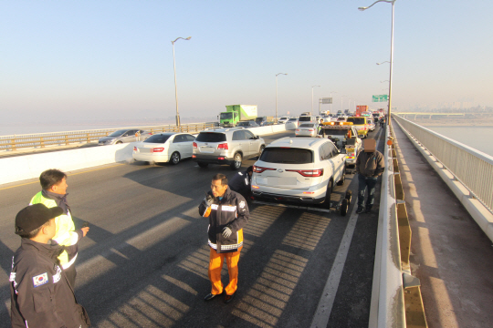 일산대교 14중 추돌 사고로 13명 부상…출근길 정체