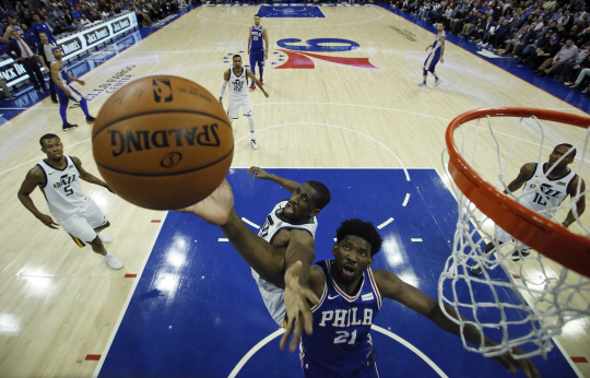 Philadelphia 76ers‘ Joel Embiid, right and Utah Jazz’s Ekpe Udoh reach for a rebound during the second half of an NBA basketball game, Monday, Nov. 20, 2017, in Philadelphia. Philadelphia won 107-86. (AP Photo/Matt Slocum)      <저작권자(c) 연합뉴스, 무단 전재-재배포 금지>