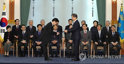 ‘임명’ 홍종학 “국정 논의하게 돼 기쁘게 생각” 국민의당 반발? “청와대 인사라인 개편 필요”