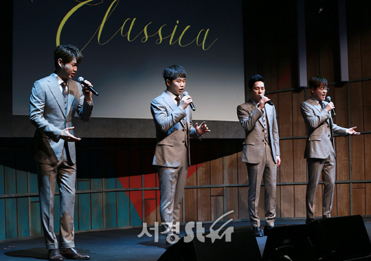 포르테 디 콰트로가 21일 오후 서울 용산구 블루스퀘어 카오스홀에서 열린 정규 2집 ‘클라시카(CLASSICA)’ 발매 기념 미디어 쇼케이스에 참석해 무대를 선보이고 있다.
