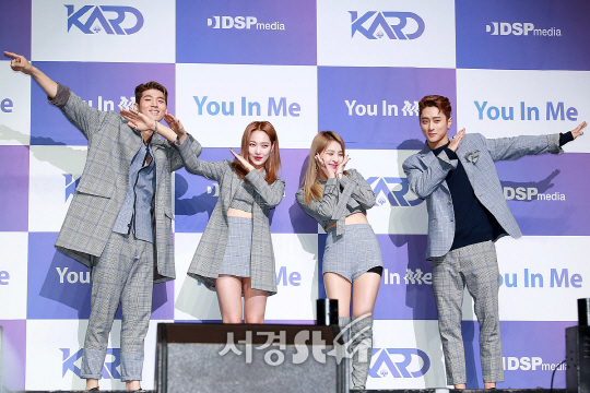카드(KARD) 멤버들이 21일 오후 서울 광진구 예스이십사라이브홀에서 열린 두 번째 미니앨범 ‘YOU & ME‘ 프레스 쇼케이스에 참석해 포토타임을 갖고 있다.