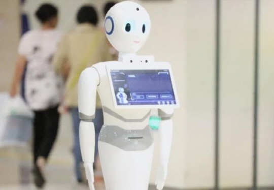지난 8월 의사 자격증 시험에 도전에 이달 합격 통보를 받은 인공지능(AI) 로봇 ‘샤오이’가 병원을 거닐고 있다. 이 로봇은 중국 기술기업 아이플라이테크와 칭화대 연구팀이 공동 개발했다. /CCTV