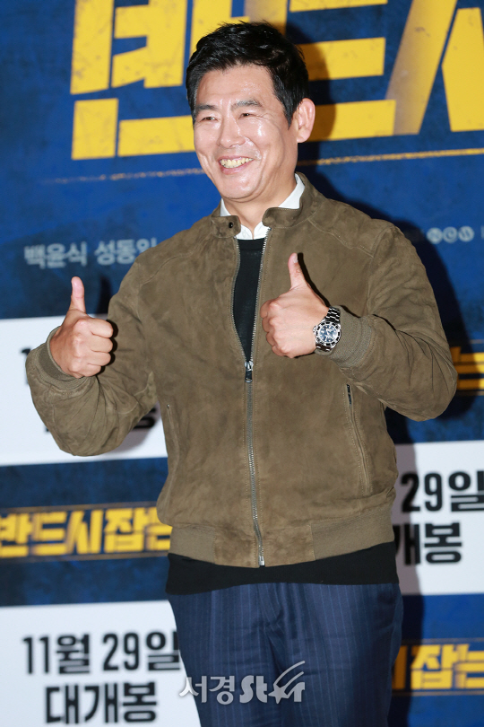 배우 성동일이 21일 오후 서울 광진구 롯데시네마 건대입구에서 열린 영화 ‘반드시 잡는다’ 언론시사회에 참석하고 있다.