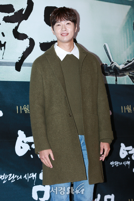 배우 지현우가 21일 오후 서울 광진구 롯데시네마 건대입구에서 열린 영화 ‘역모 - 반란의 시대’ VIP 시사회 포토월 행사에 참석해 포토타임을 갖고 있다.