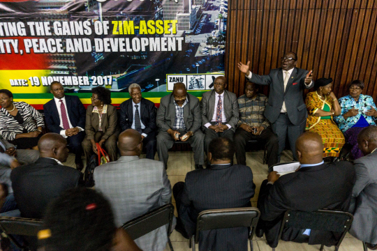 짐바브웨 아프리카민족동맹애국전선(ZANU-PF) 소속 의원들이 20일(현지시간) 수도 하라레의 당사에 모여 로버트 무가베 대통령 탄핵절차에 대한 의견을 교환하고 있다. /하라레=AFP연합뉴스
