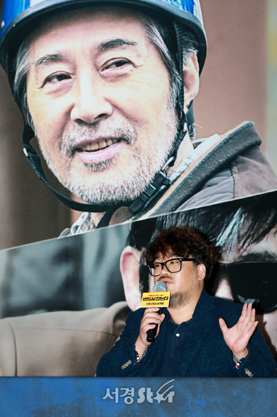 김홍선 감독이 21일 오후 서울 광진구 롯데시네마 건대입구에서 열린 영화 ‘반드시 잡는다’ 언론시사회에 참석하고 있다.