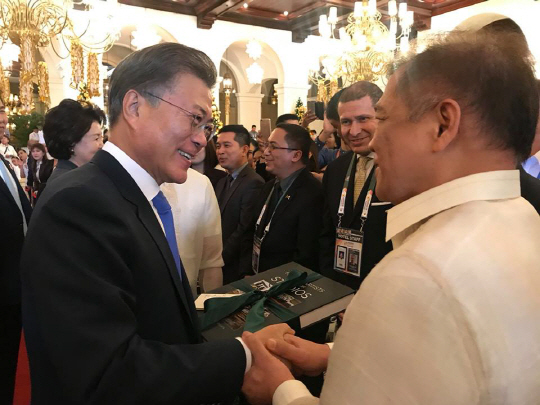 마닐라 호텔의 총지배인으로부터 기념 책자를 선물 받는 문재인 대통령. /청와대 페이스북 제공