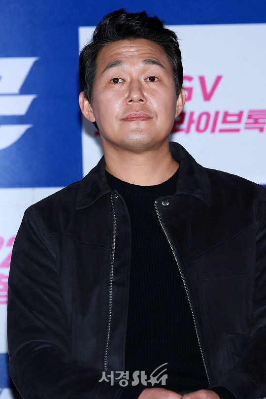 배우 박성웅이 21일 오후 서울 영등포구 영등포 CGV에서 열린 영화 ‘꾼’ 스타라이브톡에 참석했다.