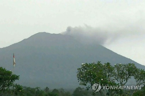 인도네시아 발리 아궁 화산 분화…화산재 700m까지 치솟아