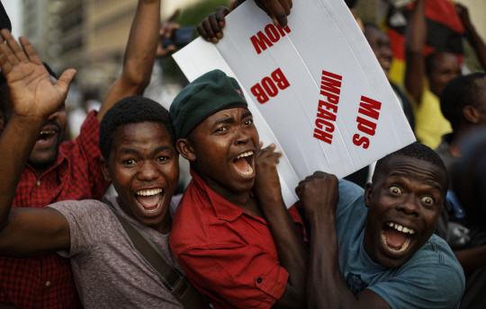 짐바브웨 국민들이 21일 독재자 무가베 대통령의 사임 소식에 거리로 나와 기뻐하고 있다./AP연합뉴스
