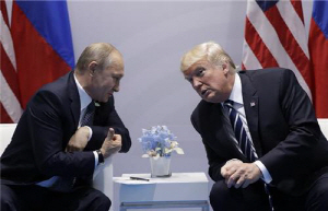 도널드 트럼프 미국 대통령과 블라디미르 푸틴 러시아 대통령이 지난 7월 독일 함부르크에서 열린 G20 정상회담에 앞서 양자회담을 하고 있다.