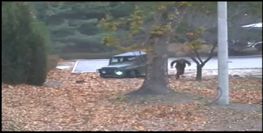 [영상] CCTV 공개…자유 향한 북한병사의 목숨 건 귀순 장면