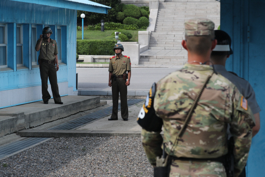 [속보] '북한군 JSA 군사분계선 넘어…정전협정 위반'