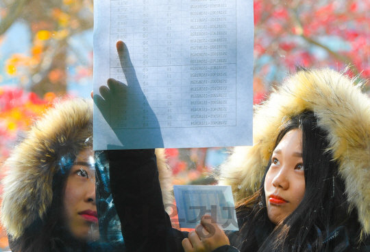 2018학년도 대학수학능력시험일을 하루 앞둔 15일 수험생들이 서울 정동 이화여고에서 시험실을 확인하고 있다. 기상청은 내일 ‘수능 한파’를 예보했다./송은석기자