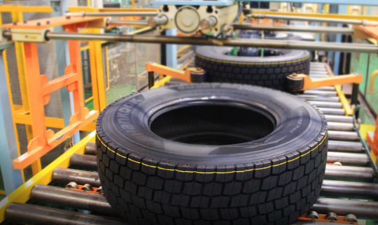 한국타이어의 중국 중경공장 트럭 버스용 타이어 생산 라인 모습