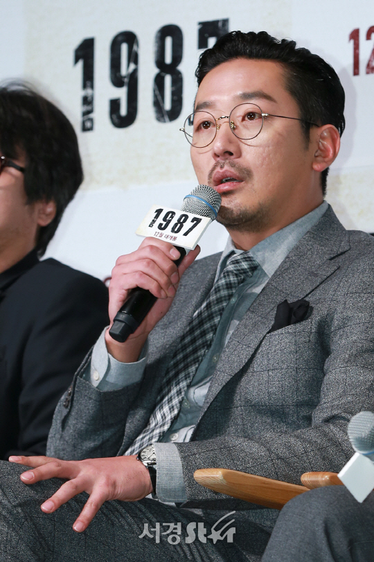 배우 하정우가 22일 오전 서울 강남구 CGV 압구정에서 열린 영화 ‘1987(감독 장준환)’ 제작보고회에 참석하고 있다.